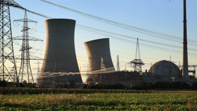 Über Jahrzehnte prägten die Kühltürme des AKW Grafenrheinfeld die Landschaft. (Archivbild)  (Foto: Karl-Josef Hildenbrand/dpa)