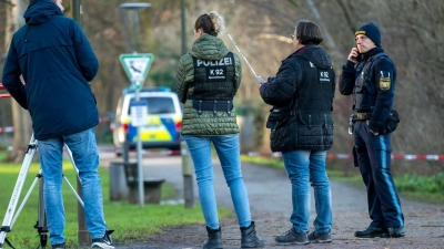 Nach dem Fund eines Schwerverletzten laufen die Ermittlungen bei der Münchner Polizei weiter.  (Foto: Peter Kneffel/dpa)