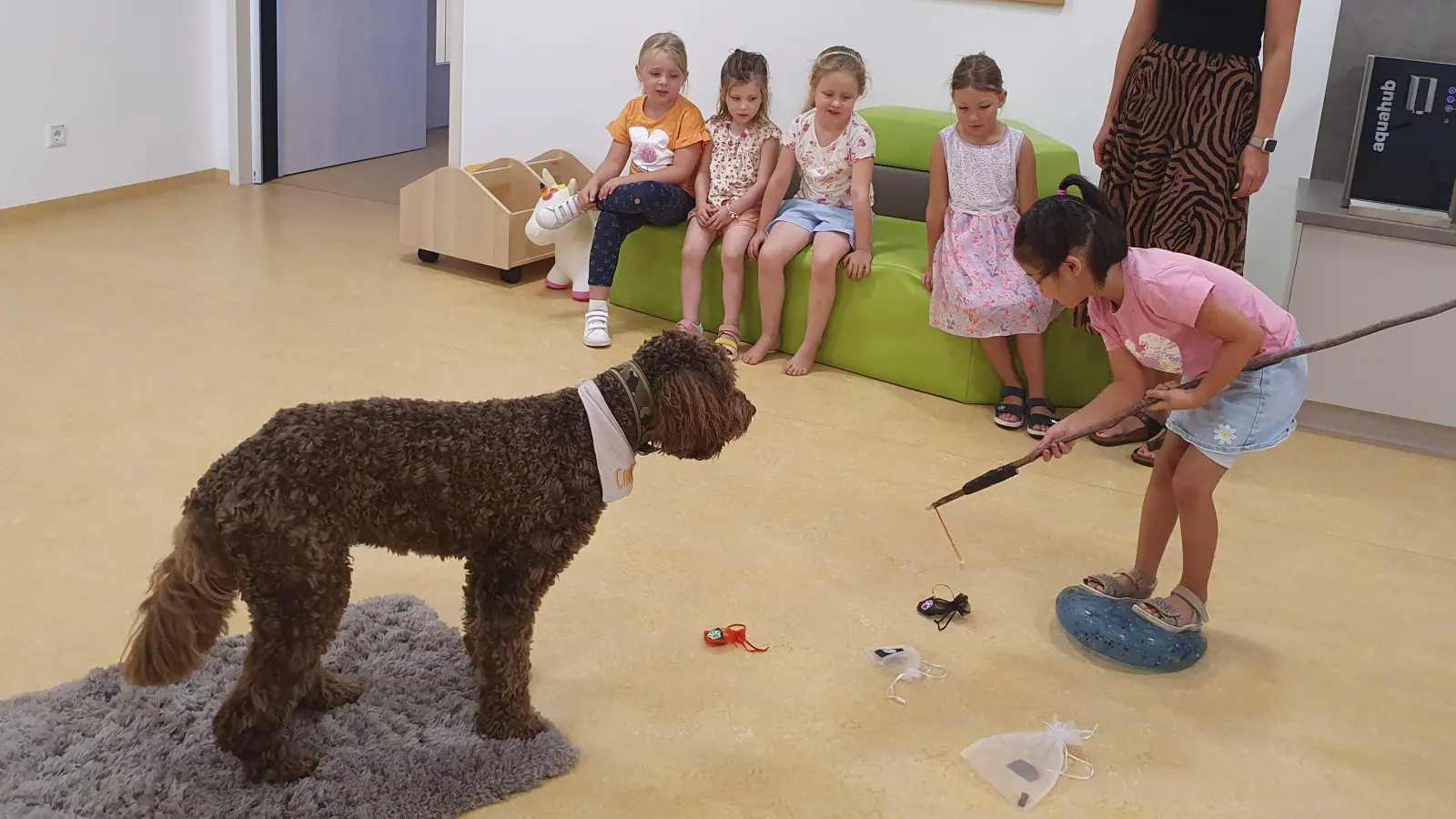 Beim Säckchenangeln ist bei den Kindern höchste Konzentration gefragt. Carlos wartet geduldig und Sabine Billmann motiviert. (Foto: Anna Franck)