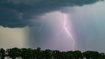 Der Deutsche Wetterdienst warnte am Montag vor schweren Gewittern. (Symbolbild: Patrick Pleul/dpa)