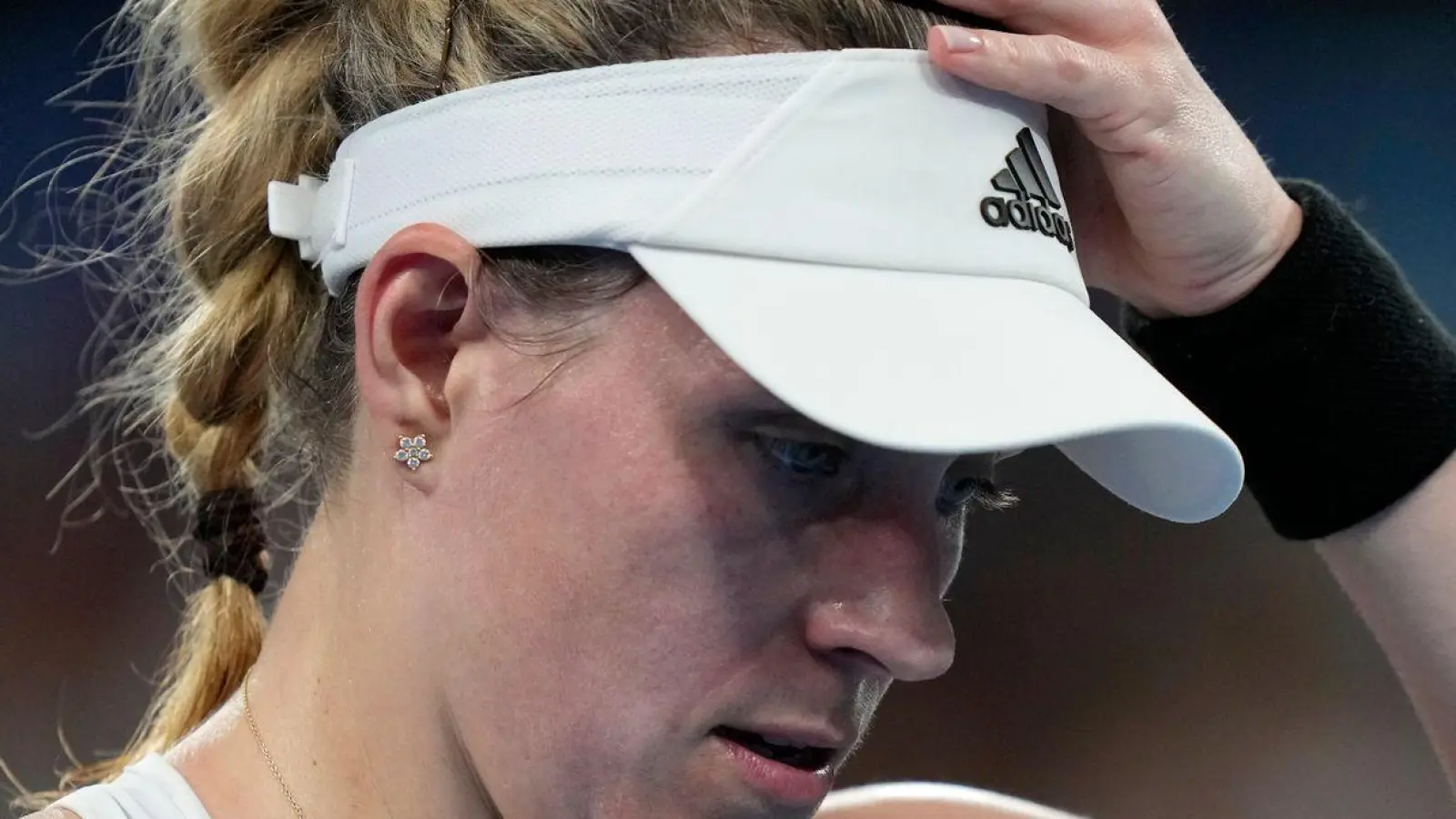 Verlor zunächst ihr erstes Match nach der Babypause: Angelique Kerber. (Foto: Rick Rycroft/AP)