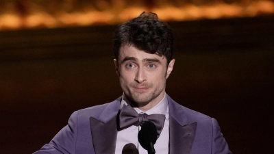 Daniel Radcliffe nimmt in New York seinen Tony Award entgegen. (Foto: Charles Sykes/Invision/AP/dpa)