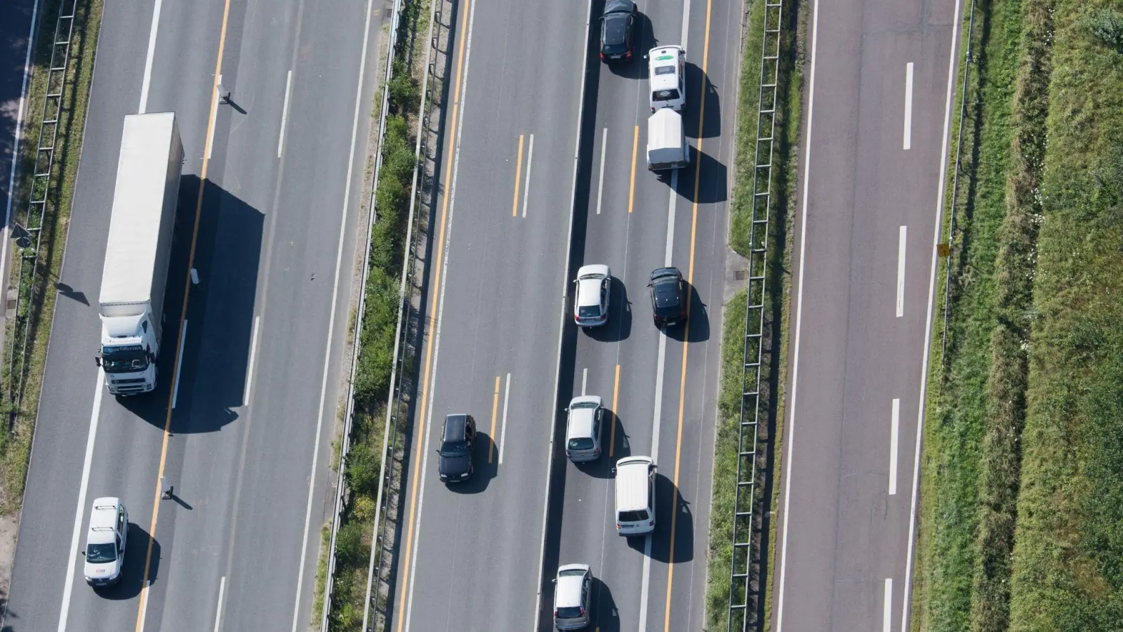 Baustellen auf Autobahnen sind oft eng und unübersichtlich. Autofahrende passen dort besser besonders gut auf. (Foto: Julian Stratenschulte/dpa/dpa-tmn)