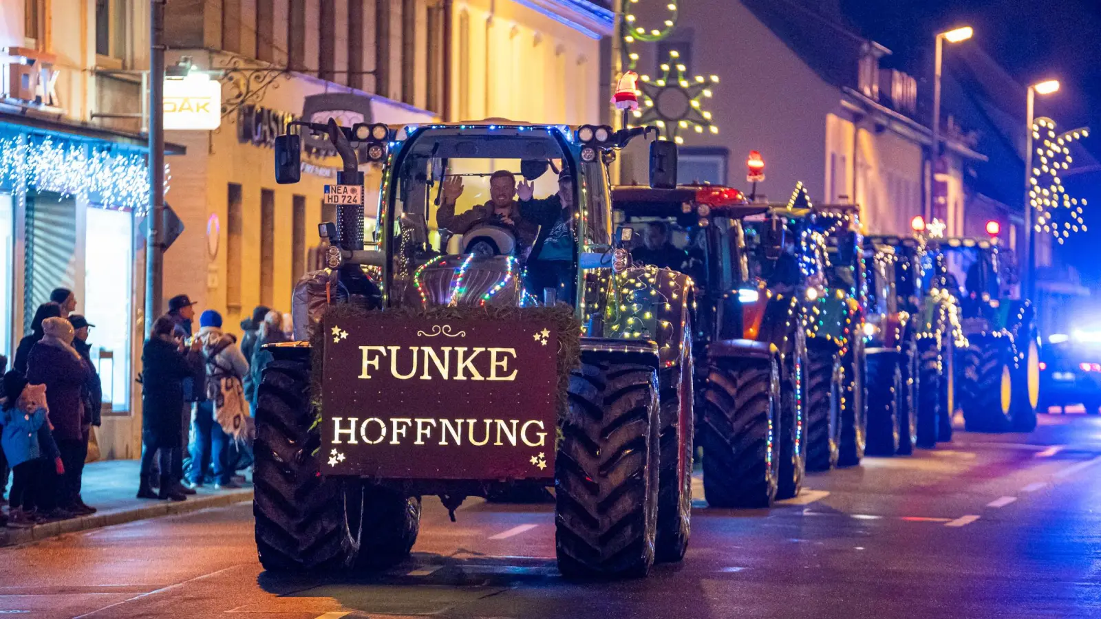 Bereits im Vorjahr schlängelte der Lichterzug durch Neustadts Gassen. Viele Schaulustige säumten die Straßenränder. (Archivfoto: Mirko Fryska)