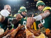 Thanksgiving-Feier auf dem Spielfeld: Packers-Stars genießen Truthahnkeulen nach Sieg gegen die Dolphins (Foto: Morry Gash/AP/dpa)