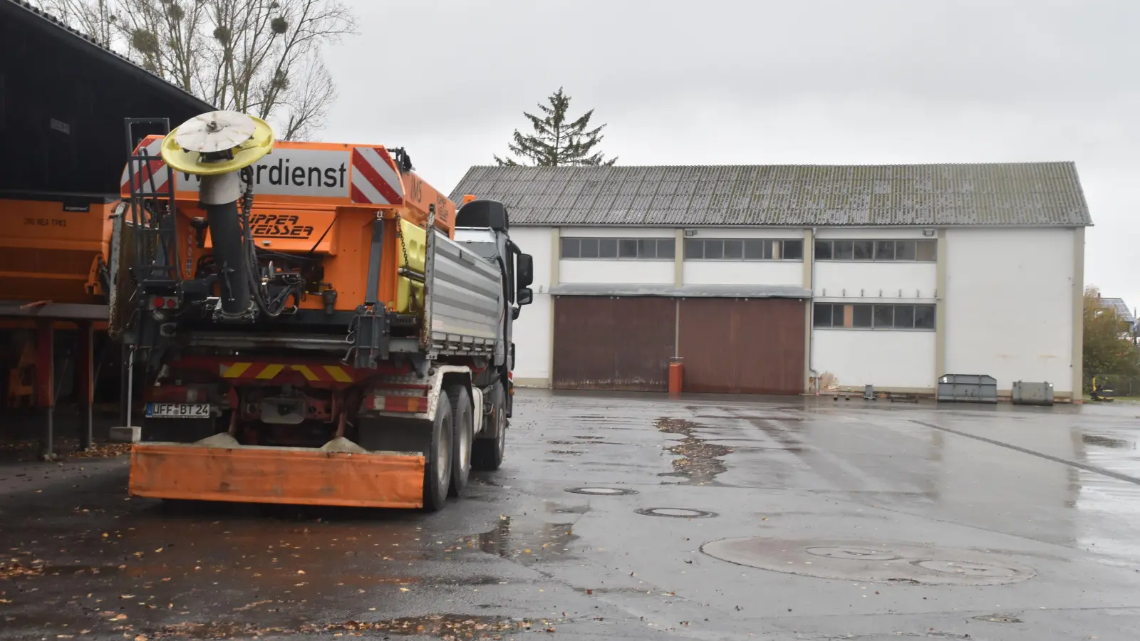 Auf dem Gelände des Kreisbauhofs in Scheinfeld steht auch eine Halle, in dem das Salz für den Winterdienst gelagert wird. Doch sie gilt als überaltert. Die Entscheidung über einen Neubau ist im Kreistag nun aber erst einmal vertagt worden. (Foto: Andreas Reum)