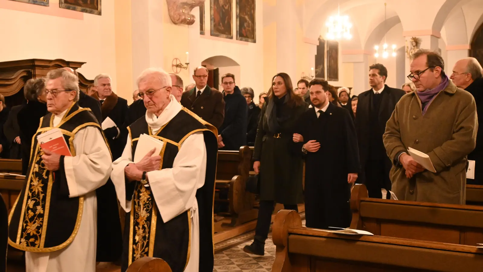 Hinter den Franziskanerbrüdern Dr. Anselm Kraus (links) und Dr. Polykarp Götz zogen Fürstin Francesca von Schwarzenberg und Prinz Ferdinand von Schwarzenberg zum Requiem ein, dahinter Leopold von Bredow, ein Cousin von Fürst Johannes von Schwarzenberg. (Foto: Judith Marschall)