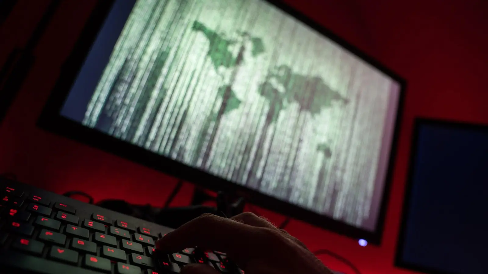 Der Verfassungsschutz rät Privatleuten, Maßnahmen zu treffen, um sich vor einem Missbrauch von Heimnetzwerkgeräten durch Cyberangriffer zu schützen. (Foto: Nicolas Armer/dpa/dpa-tmn)