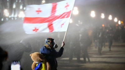 Die gewaltsamen Proteste in Georgien gegen eine Entscheidung der Regierung halten an. (Foto: Pavel Bednyakov/AP/dpa)