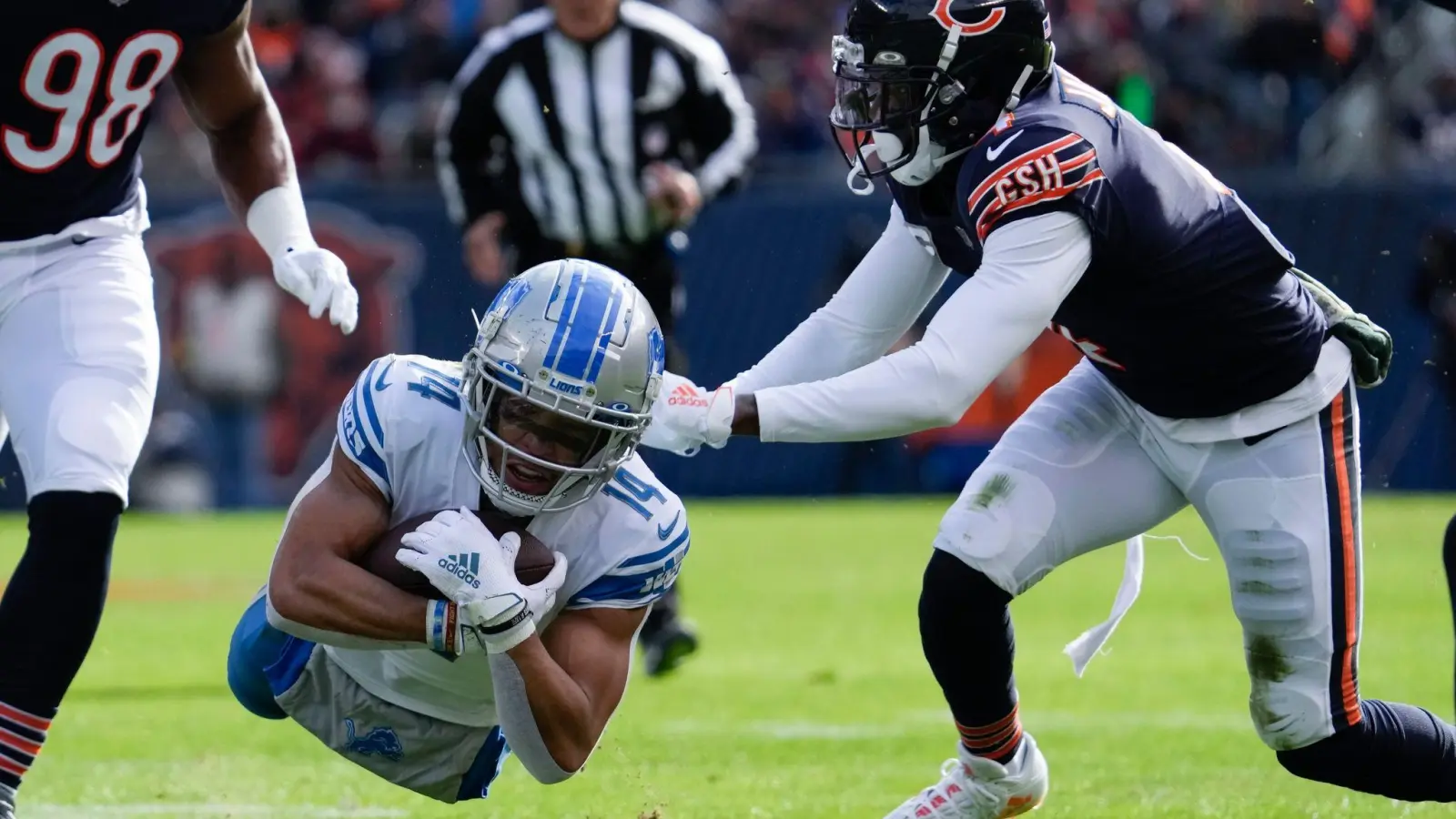 Lions-Receiver Amon-Ra St. Brown (M) fing gegen die Bears zehn Pässe für insgesamt 119 Yards. (Foto: Nam Y. Huh/AP/dpa)