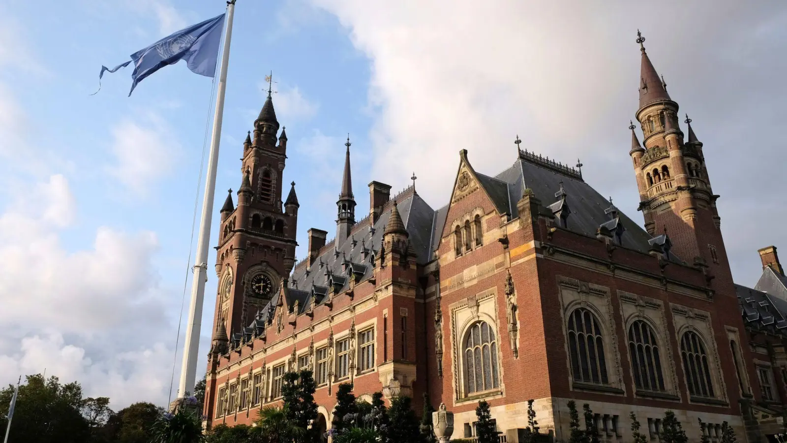 Die Flagge der Vereinten Nationen weht im Wind vor dem Internationalen Gerichtshof in Den Haag. (Foto: Mike Corder/AP/dpa)