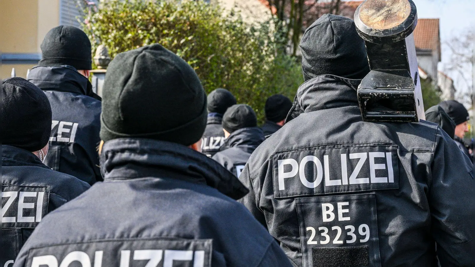 Immer wieder rückt die Polizei im Zusammenhang mit dem Clan-Milieu aus (Archivbild). (Foto: Jens Kalaene/dpa)