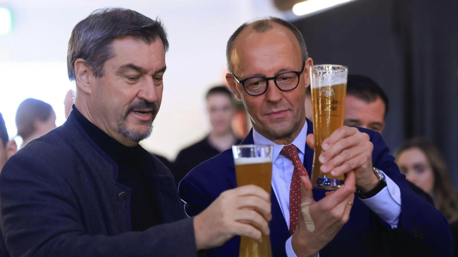 Weißbier und Blasmusik: Beim Besuch des bayerischen Ministerpräsidenten Markus Söder im Sauerland bei Friedrich Merz geht&#39;s zünftig zu. (Foto: Oliver Berg/dpa)