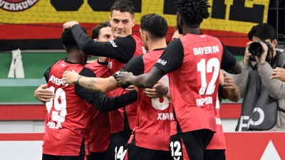 Patrik Schick (M.) brachte Leverkusen früh auf die Siegerstraße. (Foto: Federico Gambarini/dpa)