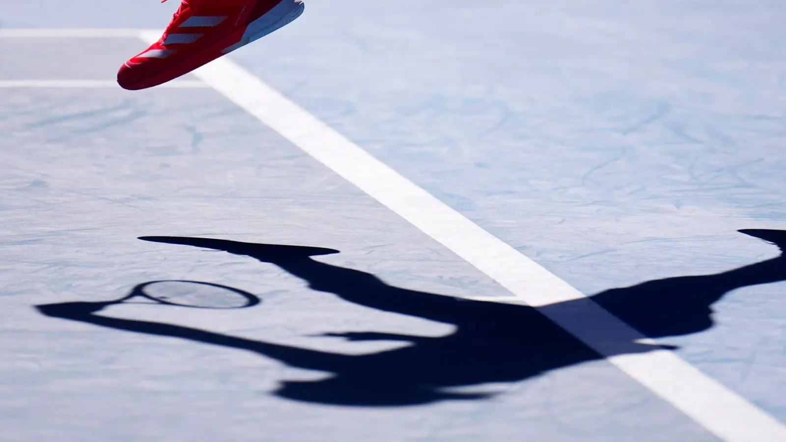 Schattenspiel  bei den Australian Open: Alexander Zverev in Aktion. (Foto: Vincent Thian/AP/dpa)