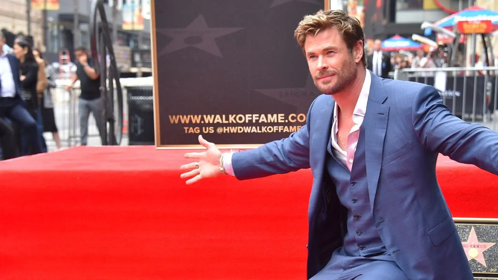 Chris Hemsworth mit seinem Stern auf dem Hollywood Walk of Fame. (Foto: Jordan Strauss/Invision/AP/dpa)