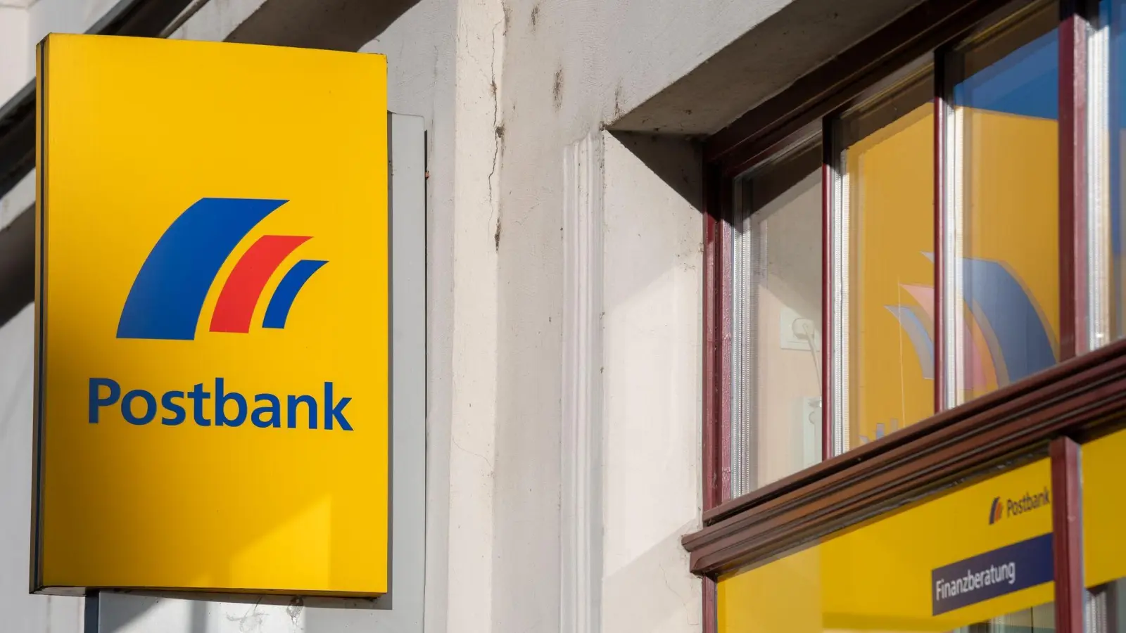 Die Deutsche Bank dünnt das Filialnetz ihrer  Tochter Postbank deutlich aus. (Foto: Monika Skolimowska/dpa-Zentralbild/dpa)