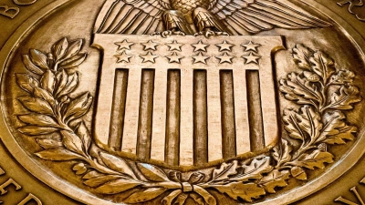 Das Siegel des Gouverneursrats des Federal Reserve Systems der USA. Die US-Notenbank Fed belässt den Leitzins erneut unverändert auf hohem Niveau. (Foto: Andrew Harnik/AP/dpa)