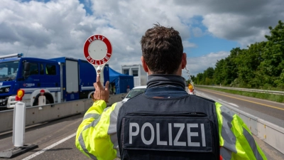 Bundesinnenministerin Nancy Faeser begründete die Anordnung stationärer Kontrollen an allen Landgrenzen ab Mitte September mit irregulärer Migration sowie dem Schutz vor islamistischen Terroristen und grenzüberschreitender Kriminalität. (Archivbild) (Foto: Harald Tittel/dpa)