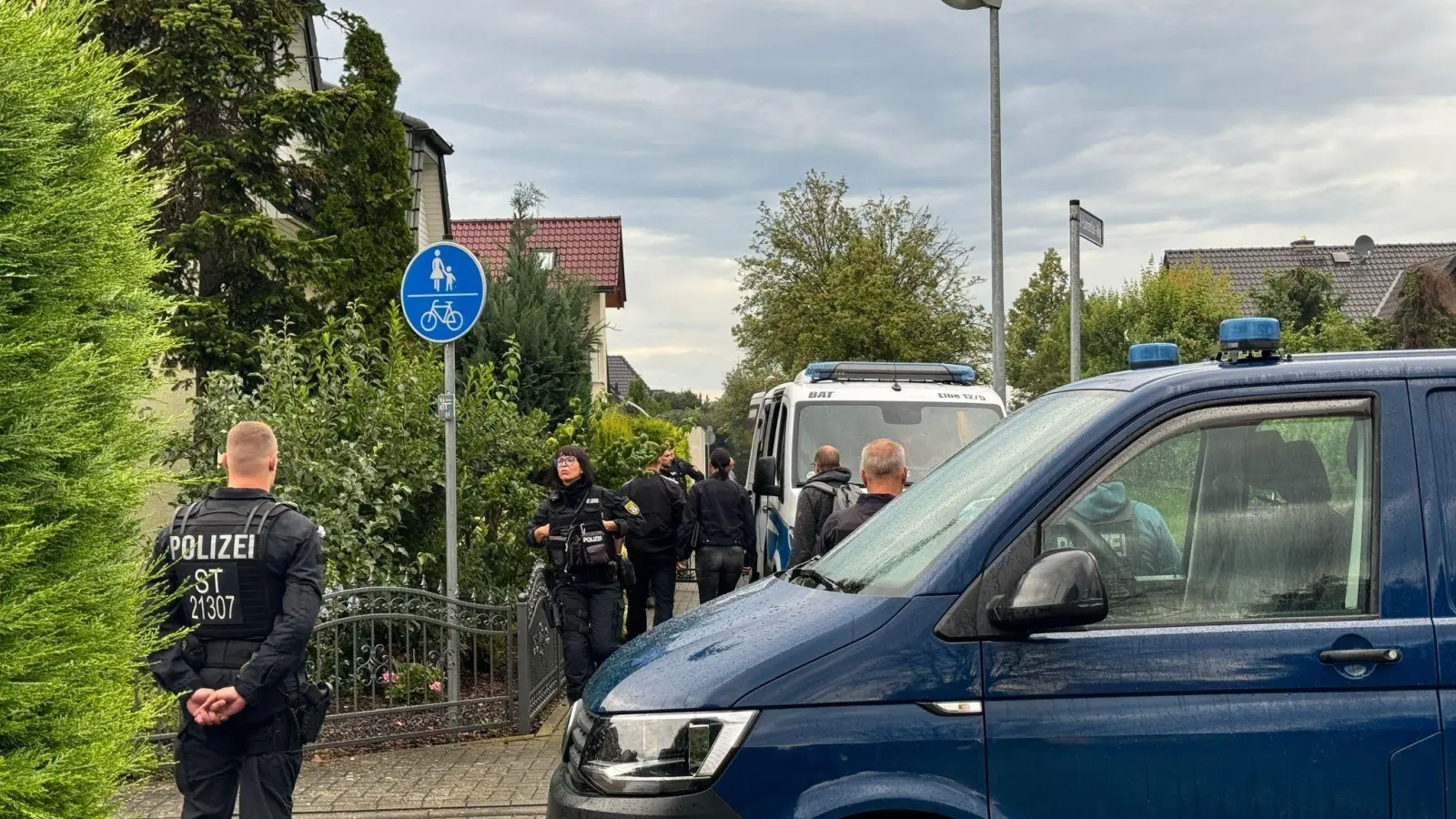 Mit Razzien in mehreren Bundesländern - hier in Magdeburg - gingen die Behörden gegen das „Compact“-Magazin und eine Filmproduktionsfirma vor. (Foto: Thomas Schulz/dpa)