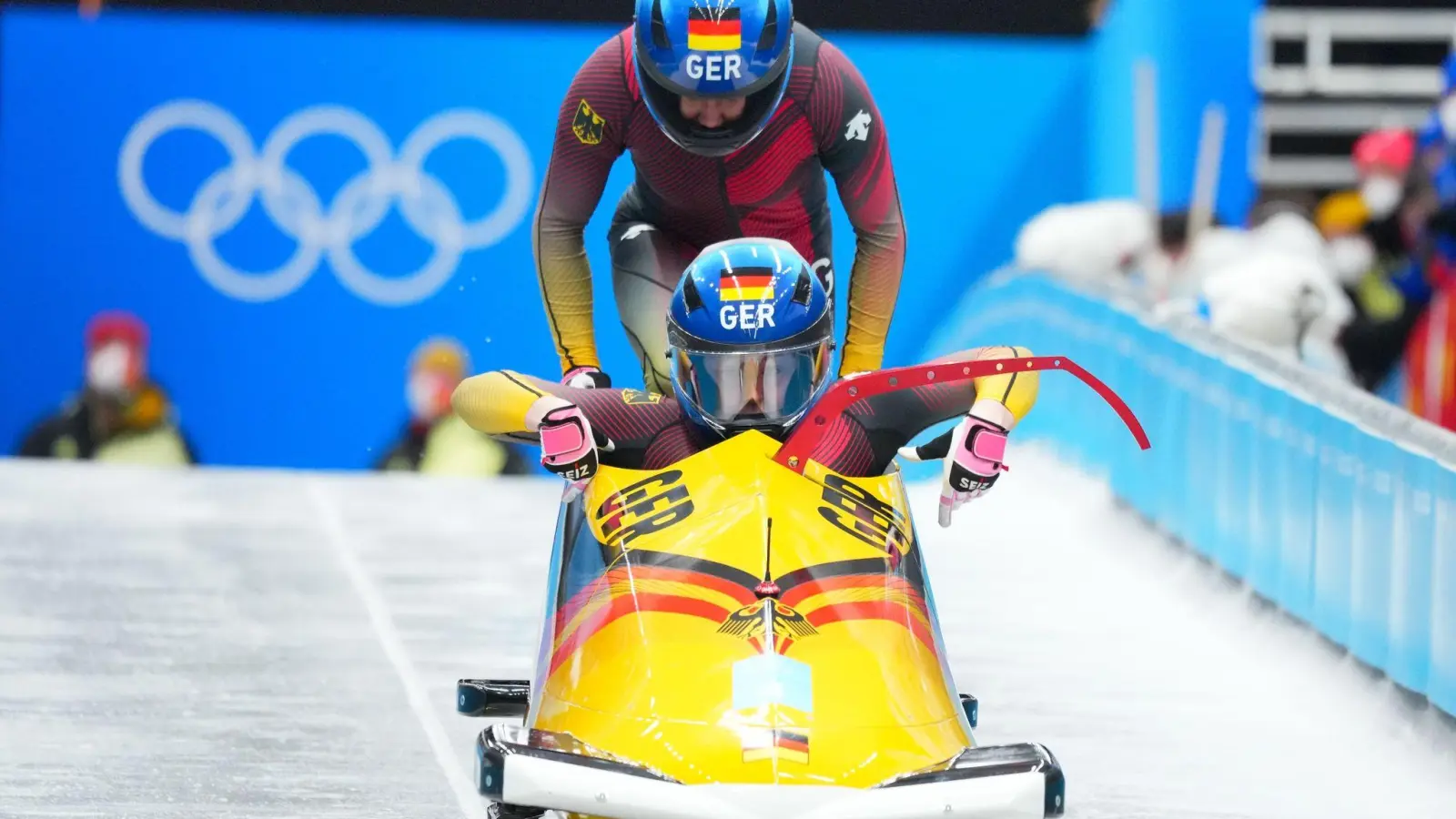 Zur Halbzeit führen Laura Nolte und Levi Deborah im olympischen Zweierbob-Wettbewerb der Frauen. (Foto: Michael Kappeler/dpa)