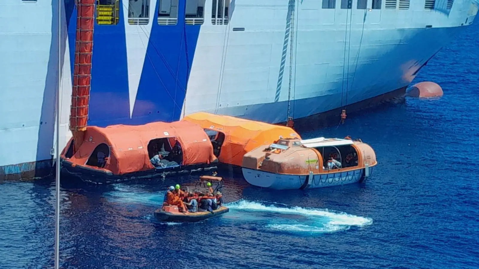 Die evakuierten Passagiere müssen viel Geduld aufbringen. (Archivbild) (Foto: ---/Salvamento Maritimo España/dpa)