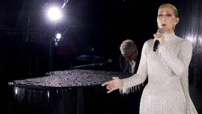 Céline Dion feiert nach krankheitsbedingter Pause bei der Olympia-Eröffnungsfeier ihr Comeback (Foto: Uncredited/Olympic Broadcasting Services/AP)