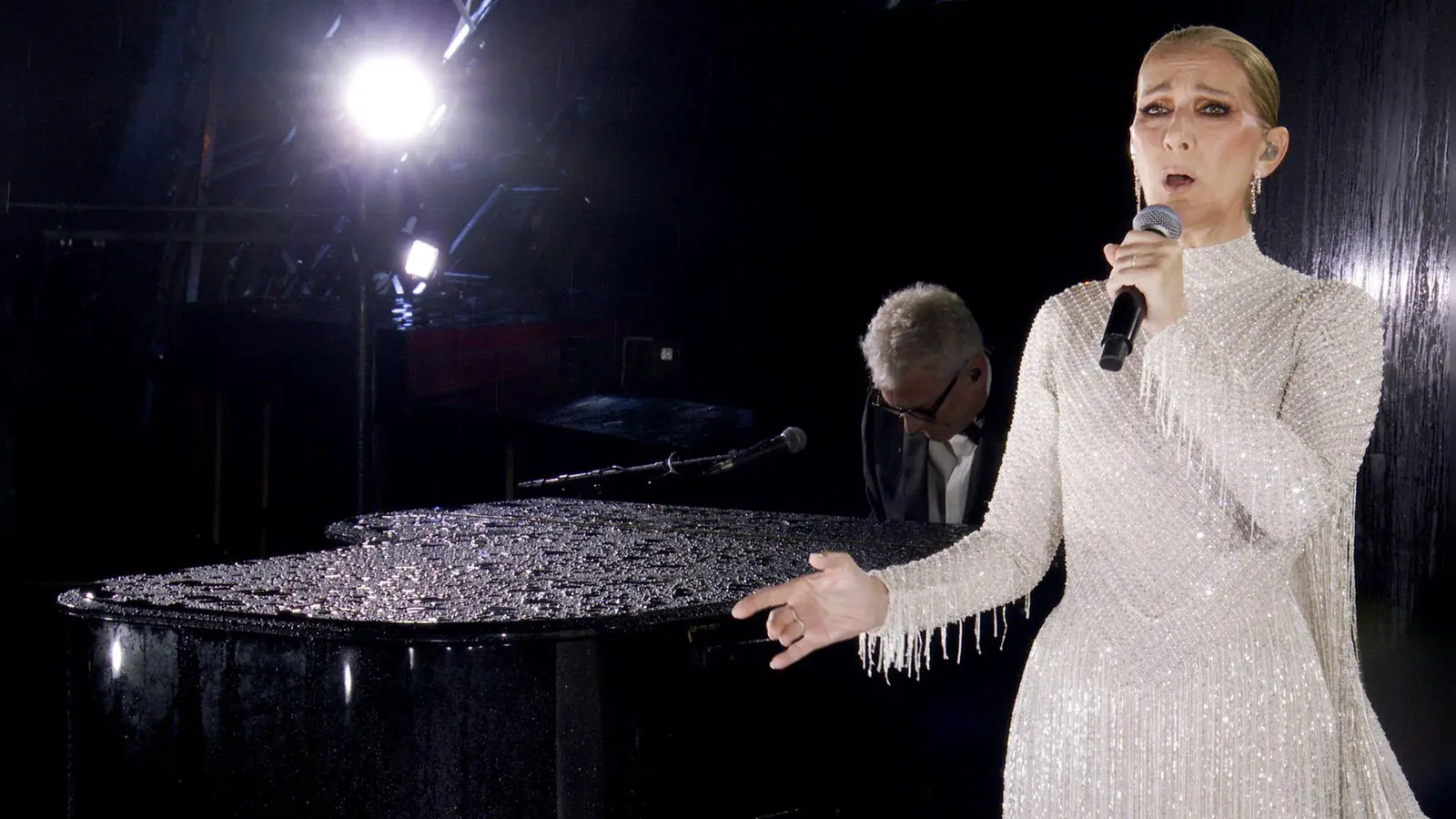 Céline Dion feiert nach krankheitsbedingter Pause bei der Olympia-Eröffnungsfeier ihr Comeback (Foto: Uncredited/Olympic Broadcasting Services/AP)