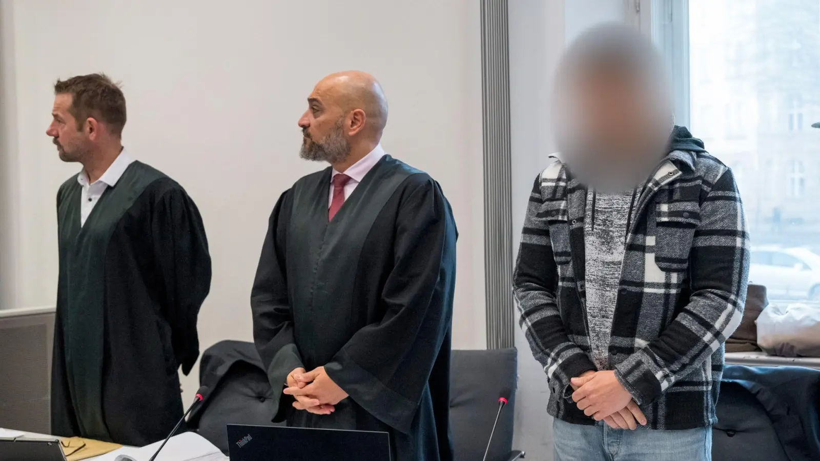 Der 39-Jährige (r) soll seinen Sohn brutal verletzt haben. (Foto: Daniel Vogl/dpa)