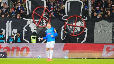 Die geschmacklosen Fanplakate könnten wir Holstein Kiel noch Konsequenzen haben. (Foto: Frank Molter/dpa)