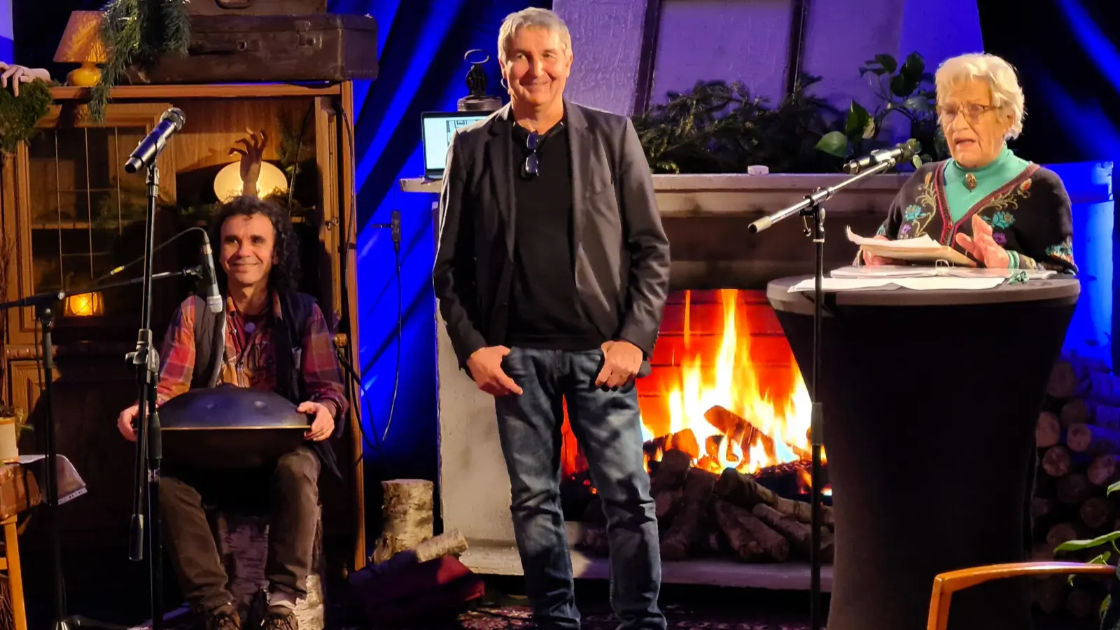 Lothar Schmidt (Mitte) führte das Publikum beim lyrischen Spaziergang, dabei unterstützen ihn unter anderem Kuno Seebaß und Traudl Reingruber. (Foto: Margit Schwandt)