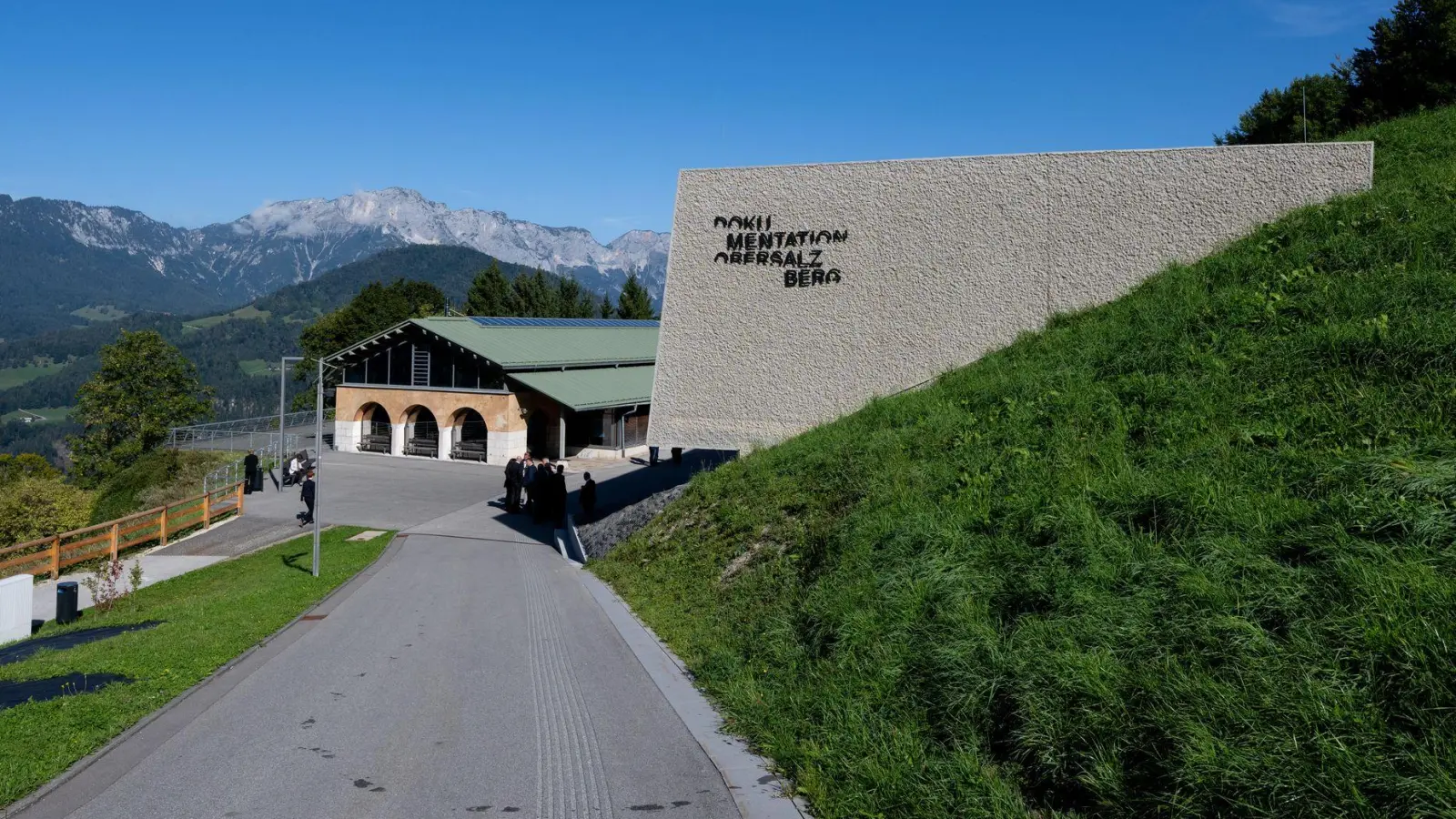 Ein Dokumentationszentrum auf dem Obersalzberg erinnert an die Verbrechen der Nationalsozialisten. (Archivfoto)  (Foto: Sven Hoppe/dpa)