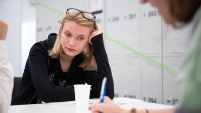 Arina aus der Ukraine sitzt im Ankunftszentrum am ehemaligen Flughafen Tegel. (Foto: Sebastian Gollnow/dpa)