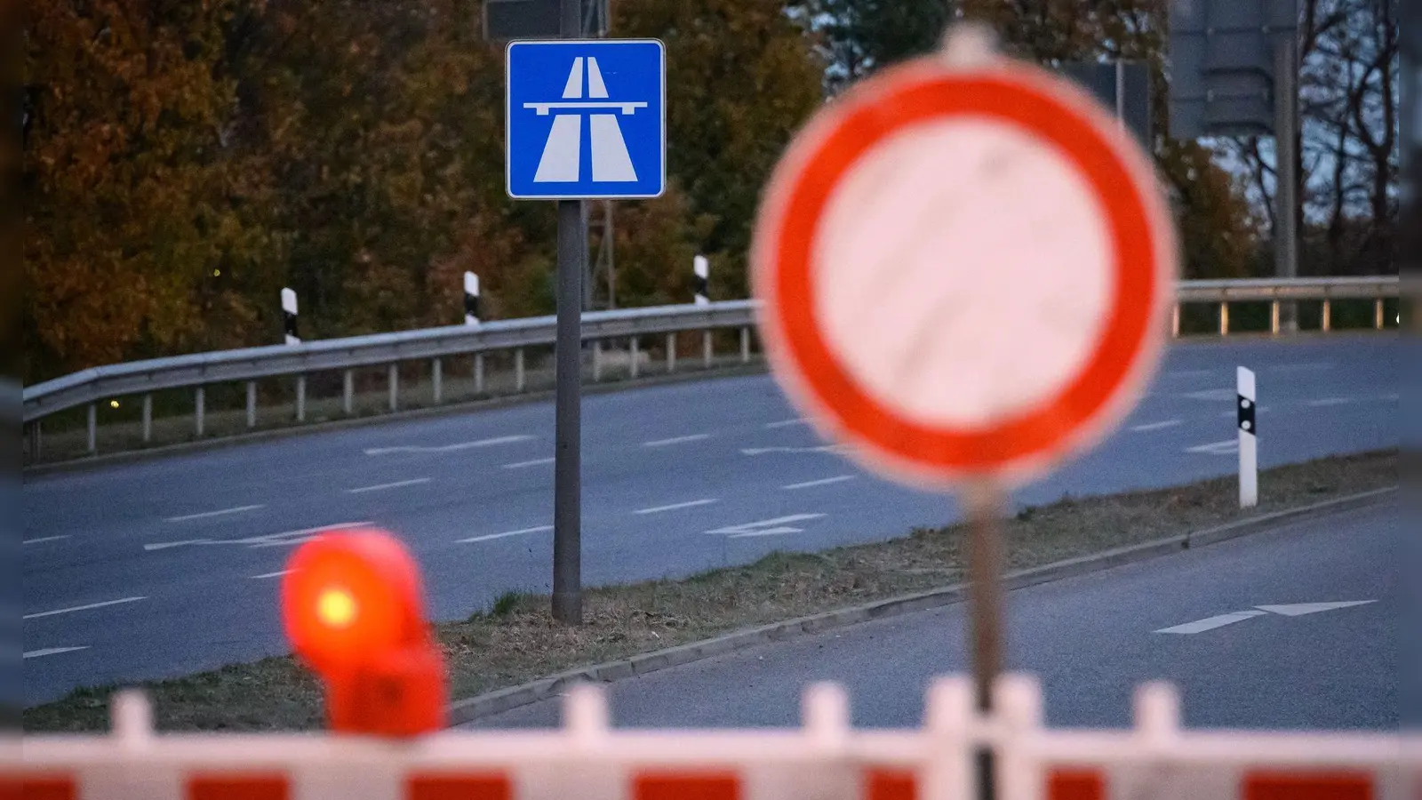 Die Autobahn 8 wird in Richtung München im Bereich des Albaufstieg am Wochenende voll gesperrt. (Symbolbild) (Foto: Jonas Walzberg/dpa)