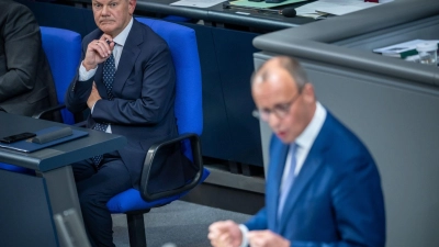 Kanzler Scholz und Unions-Kanzlerkandidat treten am Mittwoch im Bundestag zum inoffiziellen Wahlkampf-Auftakt gegeneinander an. (Foto: Michael Kappeler/dpa)