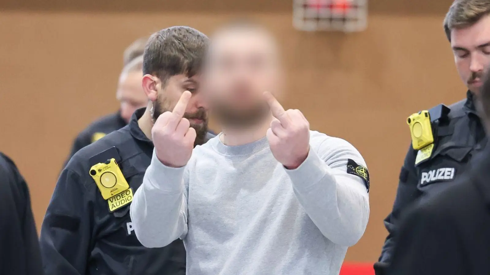 Einer der Angeklagten eines Prozesses in Bamberg gegen eine Automatensprenger-Bande aus den Niederlanden: Es ist stets der gleiche „Modus Operandi”. (Foto: Daniel Löb/dpa)