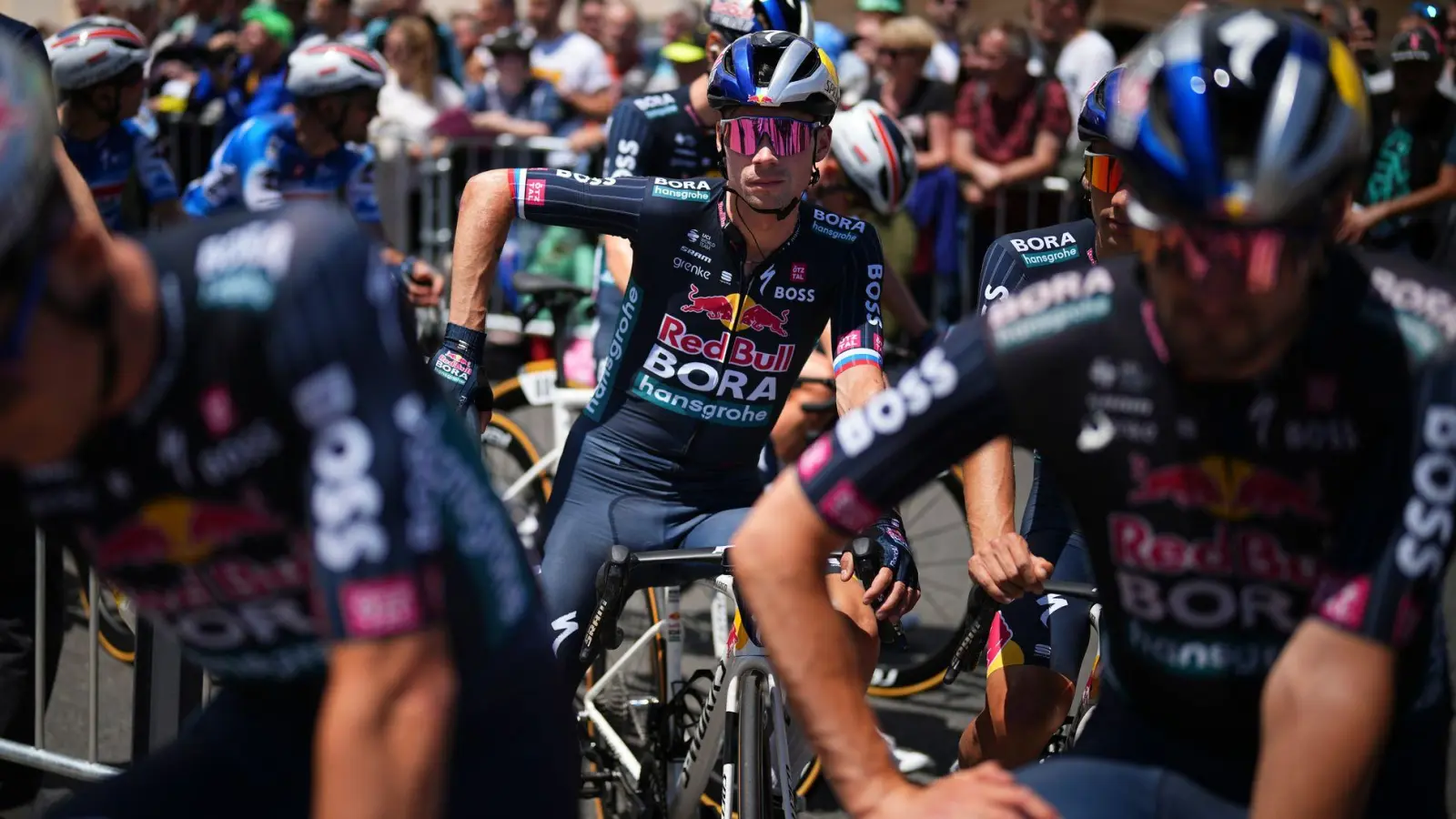 Primoz Roglic (M) hat in der Gesamtwertung als Vierter einen Rückstand von 1:36 Minute auf Spitzenreiter Tadej Pogacar. (Foto: Daniel Cole/AP/dpa)