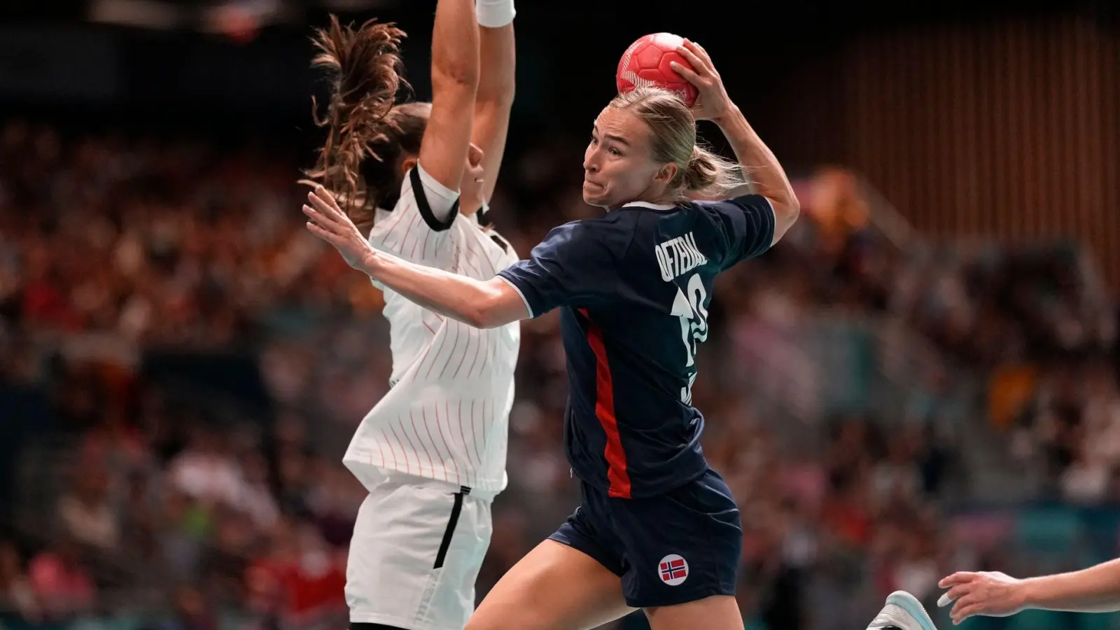 Gegen Norwegen brechen Deutschlands Handballerinnen nach einem Blitzstart ein. (Foto: Aaron Favila/AP/dpa)