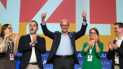 Friedrich Merz stimmt den Unionsnachwuchs auf den Bundestagswahlkampf ein - mit einer Kampfansage an die SPD. Die Grünen kommen in seiner Rede kaum vor. Die Junge Union feiert ihn schon als Kanzler. (Foto: Sebastian Willnow/dpa)