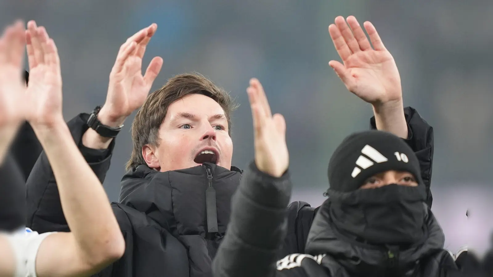 HSV-Trainer Merlin Polzin jubelt mit der Mannschaft.  (Foto: Marcus Brandt/dpa)