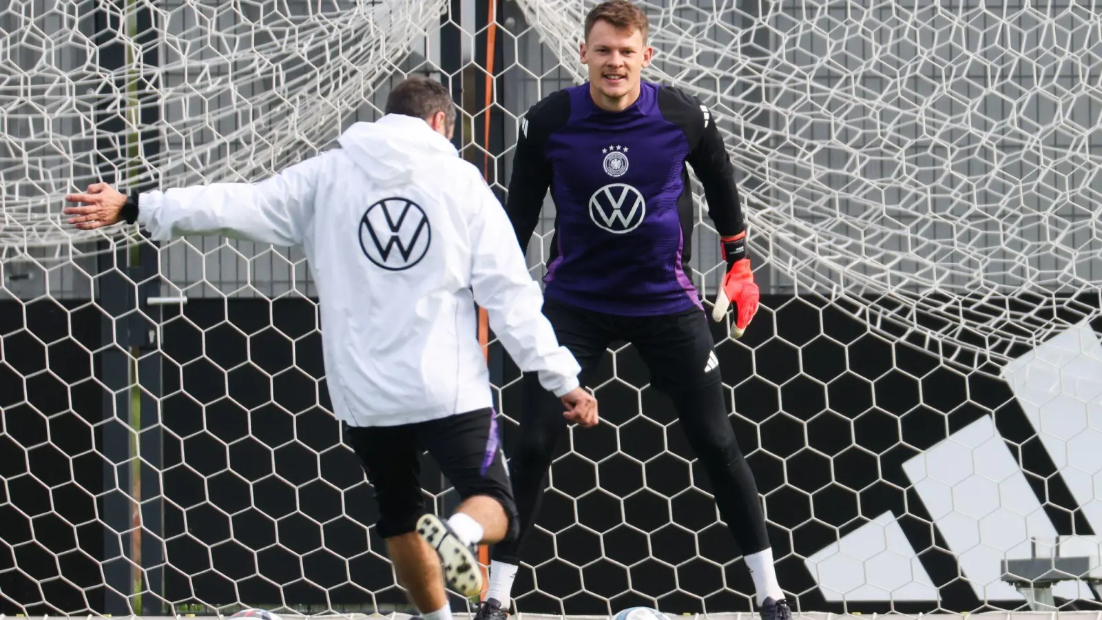 Warmschießen für das Länderspiel-Debüt: Torwart Alexander Nübel. (Foto: Daniel Löb/dpa)