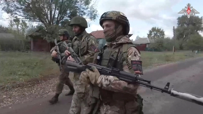 Russische Soldaten in einem Dorf im Grenzgebiet Kursk - nicht immer waren sie zum Schutz der Bewohner dort, wie ein Minister nun einräumte. (Archivbild) (Foto: Uncredited/Rusian Defense Ministry Press Service via AP/dpa)