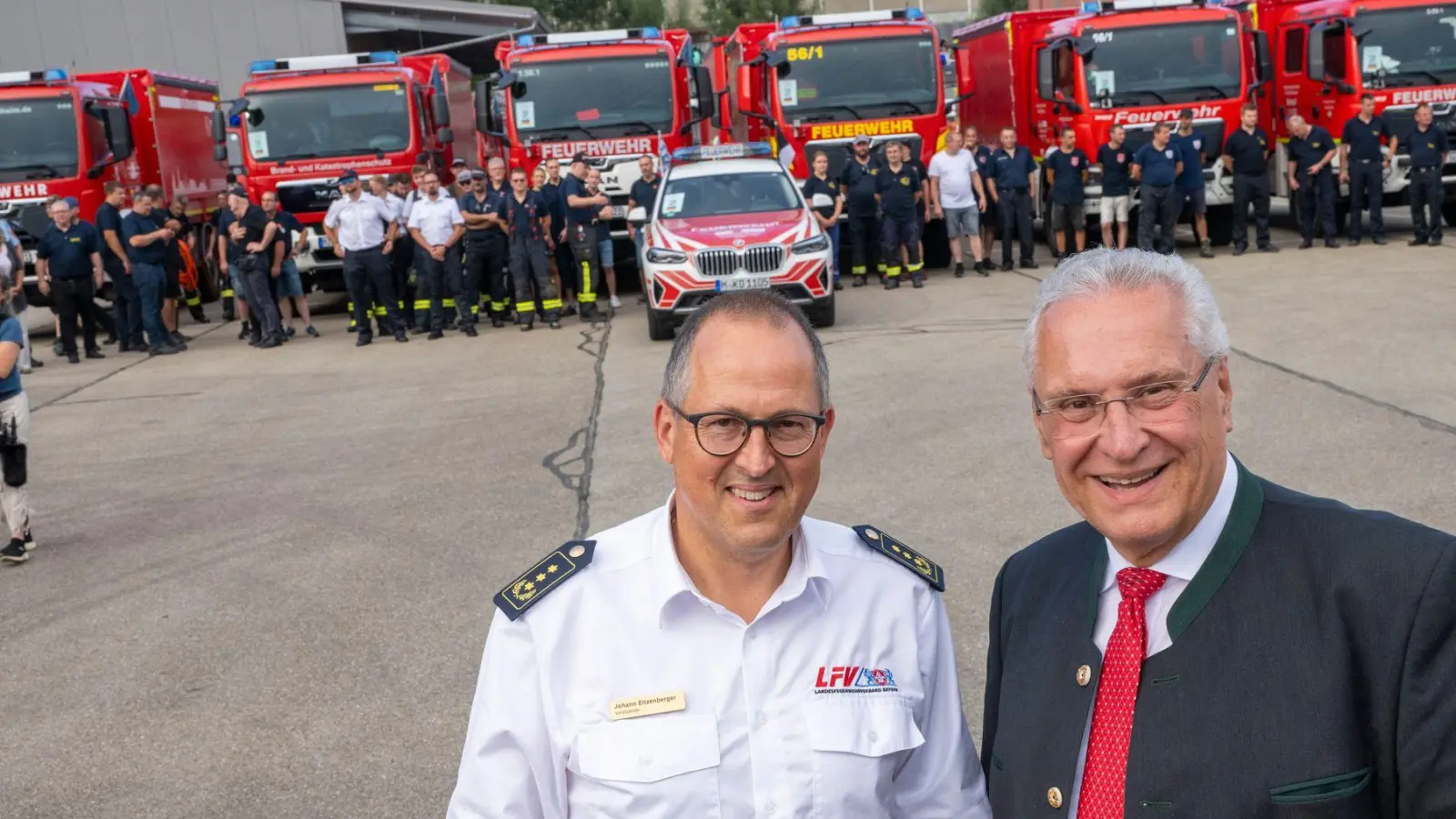 Herrmann verabschiedet mit dem Vorsitzender des Landesfeuerwehrverbandes einen Hilfskonvoi  (Foto: Peter Kneffel/dpa)