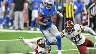 Detroit Lions Wide Receiver Amon-Ra St. Brown (M) fing in den saisonübergreifend vergangenen sechs Spielen acht Touchdowns. (Foto: Lon Horwedel/FR170538 AP/dpa)