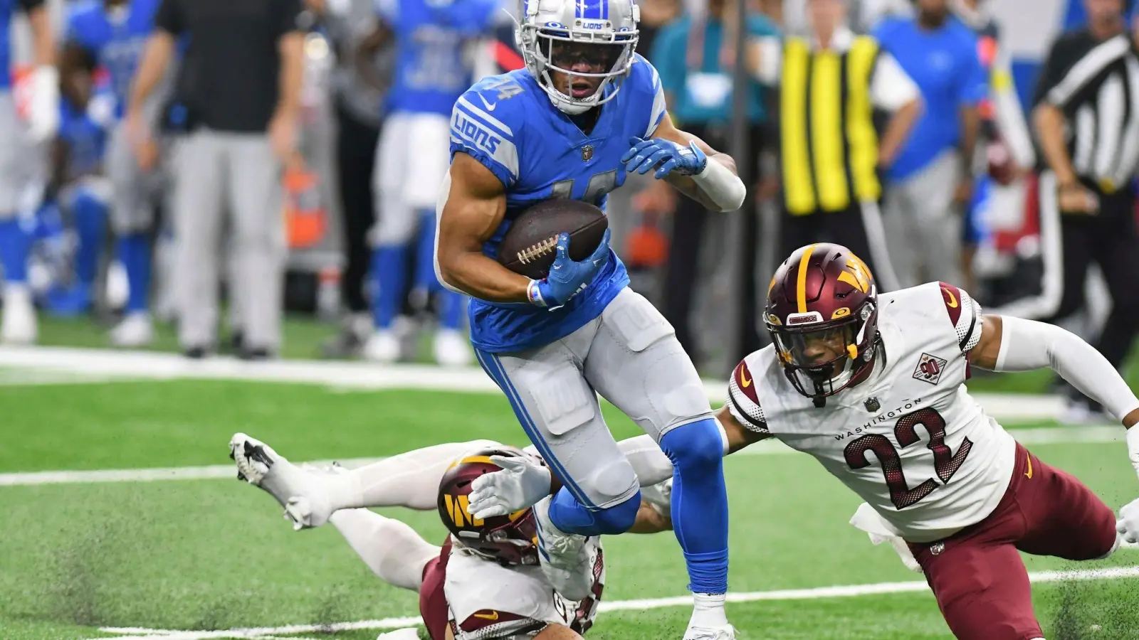 Detroit Lions Wide Receiver Amon-Ra St. Brown (M) fing in den saisonübergreifend vergangenen sechs Spielen acht Touchdowns. (Foto: Lon Horwedel/FR170538 AP/dpa)