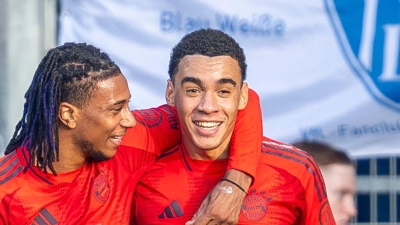 Bundesliga: FC Bayern Münchens Torschütze Jamal Musiala jubelt mit seinem Teamkollegen Michael Olise (l) über das Tor zum 0:2. (Foto: David Inderlied/dpa)