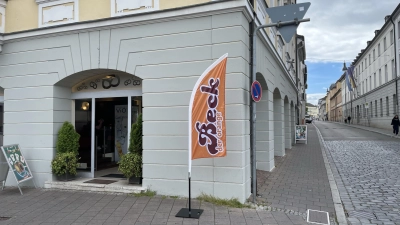 Eine Flagge signalisiert den Kunden, dass sie am Schlossplatz in Ansbach nun andere Backwaren kaufen können. Der orange Beck aus Bechhofen hat auch diese Filiale von Schulers Backhaus übernommen.  (Foto: Anna Beigel )