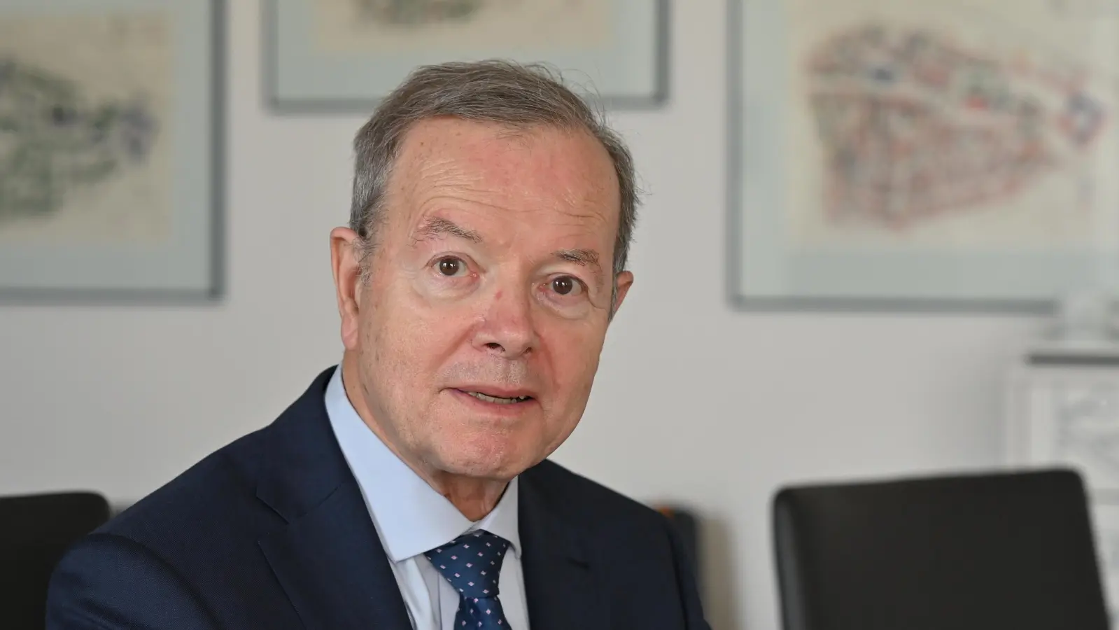 Professor Dr. Henri Ménudier spricht oft mit Jugendlichen, zuletzt am Stellergymnasium in Bad Windsheim und bei einem europäischen Jugendkongress in Ansbach. (Foto: Manfred Blendinger)