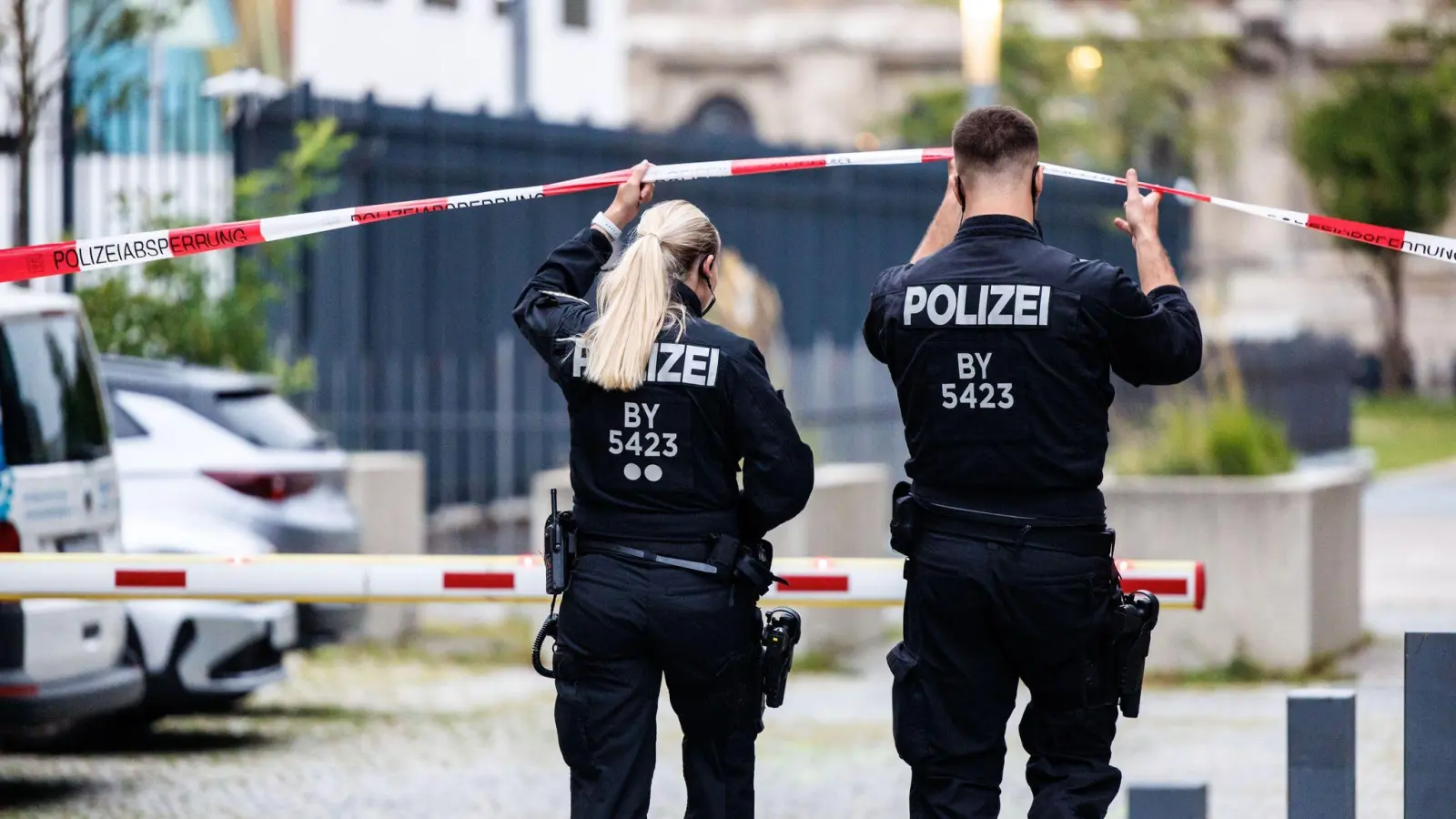 Nach den Schüssen vom Donnerstag patrouillieren am Morgen Polizisten am israelischen Generalkonsulat (Foto: Matthias Balk/dpa)