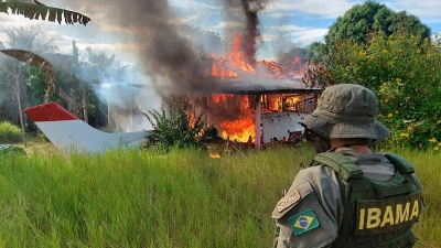 Die brasilianische Regierung geht gegen die Stellungen der illegalen Goldgräber vor. (Foto: Uncredited/IBAMA/AP/dpa)